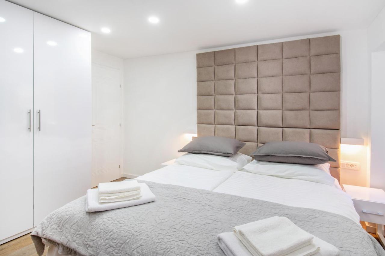 Apartma Feel Like An Emperor Split